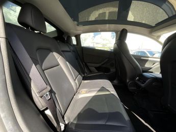 Tesla Model Y LONG RANGE AWD