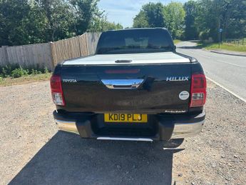 Toyota Hilux 2.4 D-4D Invincible X Auto 4WD Euro 6 4dr (TSS, 3.5t)
