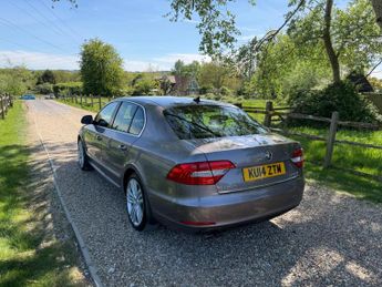 Skoda Superb 2.0 TDI Elegance DSG 4WD Euro 5 (s/s) 5dr