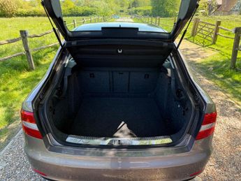 Skoda Superb 2.0 TDI Elegance DSG 4WD Euro 5 (s/s) 5dr