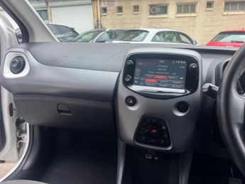 Toyota AYGO 1.0 VVT-i x-trend Funroof x-shift Euro 6 5dr