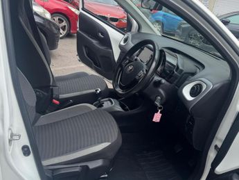 Toyota AYGO 1.0 VVT-i x-trend Funroof x-shift Euro 6 5dr