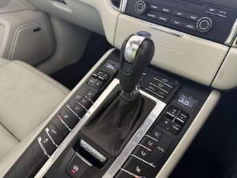 Porsche Macan 2.0T SUV 5dr Petrol PDK 4WD Euro 6 (s/s) (252 ps)