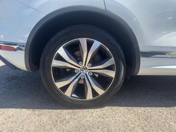 Volkswagen Touareg 3.0 TDI V6 BlueMotion Tech R-Line Tiptronic 4WD Euro 6 (s/s) 5dr