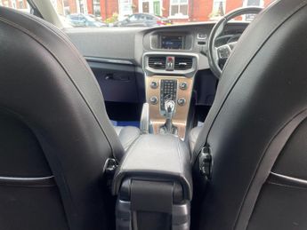 Volvo V40 Cross Country 2.0 D2 Lux Hatchback 5dr Diesel Auto Euro 6 (s/s) (120 ps)