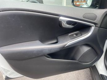 Volvo V40 Cross Country 2.0 D2 Lux Hatchback 5dr Diesel Auto Euro 6 (s/s) (120 ps)