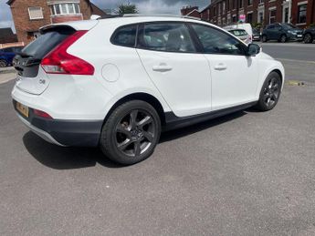 Volvo V40 Cross Country 2.0 D2 Lux Hatchback 5dr Diesel Auto Euro 6 (s/s) (120 ps)