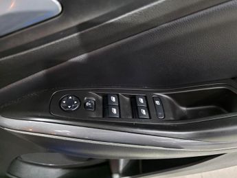 Vauxhall Grandland X 1.6 13.2kWh Business Edition Nav Premium Auto 4WD Euro 6 (s/s) 5