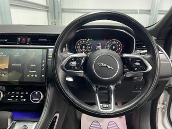 Jaguar F-PACE 2.0 P400e 17.1kWh R-Dynamic S Auto AWD Euro 6 (s/s) 5dr