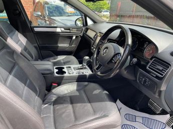 Volkswagen Touareg 3.0 TDI V6 BlueMotion Tech R-Line Tiptronic 4WD Euro 5 (s/s) 5dr