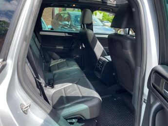 Volkswagen Touareg 3.0 TDI V6 BlueMotion Tech R-Line Tiptronic 4WD Euro 5 (s/s) 5dr
