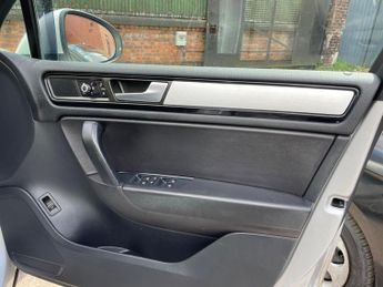 Volkswagen Touareg 3.0 TDI V6 BlueMotion Tech R-Line Tiptronic 4WD Euro 5 (s/s) 5dr