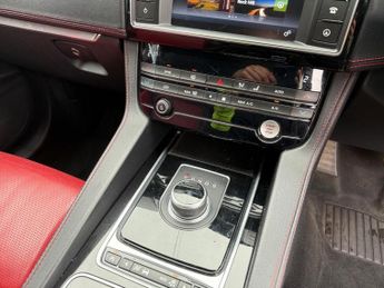 Jaguar F-PACE 2.0 D180 R-Sport Auto AWD Euro 6 (s/s) 5dr