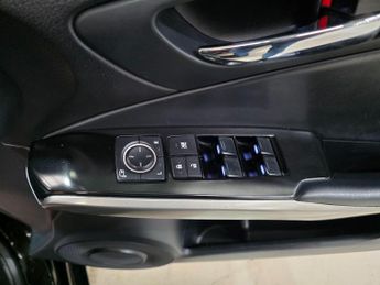 Lexus IS 2.5 300h SE E-CVT Euro 5 (s/s) 4dr