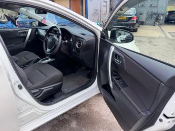 Toyota Auris 1.6 V-Matic Icon Plus Hatchback 5dr Petrol Multidrive S Euro 5 (