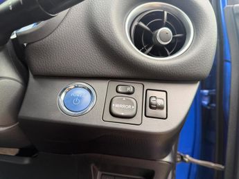 Toyota Yaris 1.5 VVT-h Y20 Bi-tone E-CVT Euro 6 (s/s) 5dr