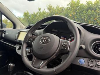 Toyota Yaris 1.5 VVT-h Y20 Bi-tone E-CVT Euro 6 (s/s) 5dr