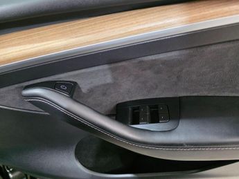 Tesla Model Y (Dual Motor) Long Range Auto 4WDE 5dr