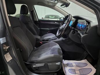 Volkswagen Golf 1.5 eTSI MHEV Style DSG Euro 6 (s/s) 5dr