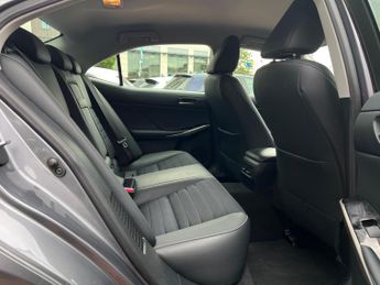 Lexus IS 2.5 300h E-CVT Euro 6 (s/s) 4dr