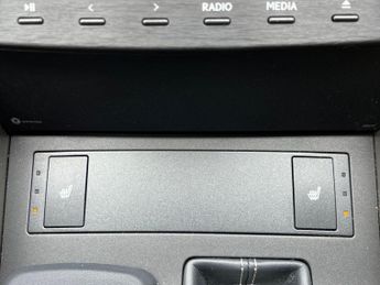 Lexus IS 2.5 300h E-CVT Euro 6 (s/s) 4dr