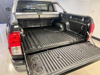Toyota Hilux 2.4 D-4D Invincible X Auto 4WD Euro 6 (s/s) 4dr (TSS)