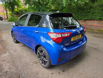 Toyota Yaris 1.5 VVT-h Blue Bi-Tone E-CVT Euro 6 (s/s) 5dr
