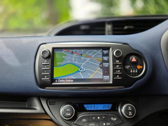 Toyota Yaris 1.5 VVT-h Blue Bi-Tone E-CVT Euro 6 (s/s) 5dr