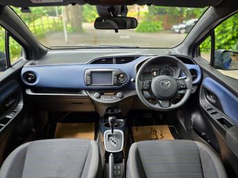 Toyota Yaris 1.5 VVT-h Blue Bi-Tone E-CVT Euro 6 (s/s) 5dr