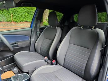 Toyota Yaris 1.5 VVT-h Blue Bi-Tone E-CVT Euro 6 (s/s) 5dr
