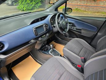 Toyota Yaris 1.5 VVT-h Blue Bi-Tone E-CVT Euro 6 (s/s) 5dr