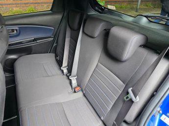 Toyota Yaris 1.5 VVT-h Blue Bi-Tone E-CVT Euro 6 (s/s) 5dr
