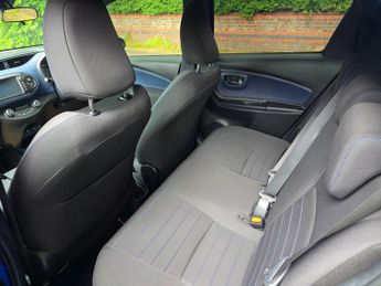 Toyota Yaris 1.5 VVT-h Blue Bi-Tone E-CVT Euro 6 (s/s) 5dr