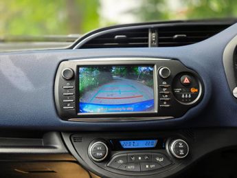 Toyota Yaris 1.5 VVT-h Blue Bi-Tone E-CVT Euro 6 (s/s) 5dr