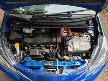 Toyota Yaris 1.5 VVT-h Blue Bi-Tone E-CVT Euro 6 (s/s) 5dr