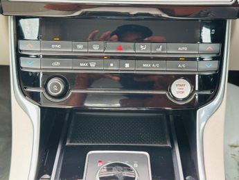 Jaguar XE 2.0d Portfolio Auto Euro 6 (s/s) 4dr