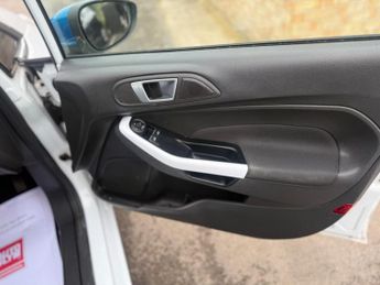 Ford Fiesta 1.0T EcoBoost Zetec White Edition Euro 6 (s/s) 5dr