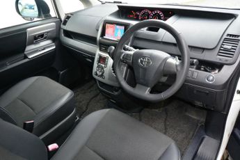 Toyota Voxy 2.0 ZS Kiramaki Aero Styling - 8 Seater