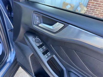 Ford Focus 1.0T EcoBoost Titanium Auto Euro 6 (s/s) 5dr