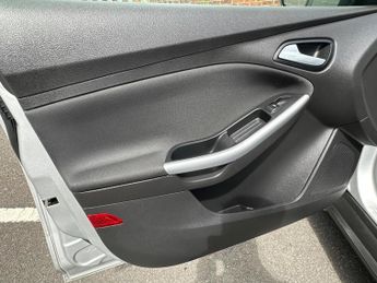 Ford Focus 1.6 Zetec Hatchback 5dr Petrol Powershift Euro 6 (125 ps)