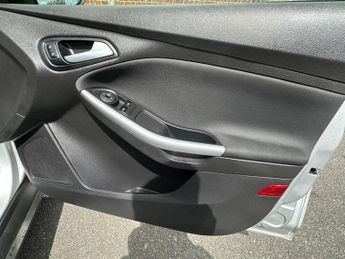 Ford Focus 1.6 Zetec Hatchback 5dr Petrol Powershift Euro 6 (125 ps)