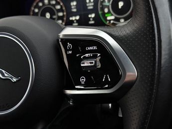 Jaguar F-PACE 2.0 P400e 17.1kWh R-Dynamic SE Auto AWD Euro 6 (s/s) 5dr