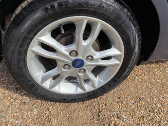Ford Fiesta 1.6 Zetec Hatchback 5dr Petrol Powershift Euro 5 (105 ps)