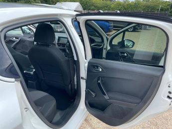 Peugeot 208 1.2 PureTech Allure Premium Euro 6 5dr