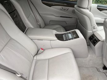 Lexus LS 5.0 600h V8 L RSR Saloon 4dr Petrol Hybrid CVT 4WD Euro 5 (s/s) 