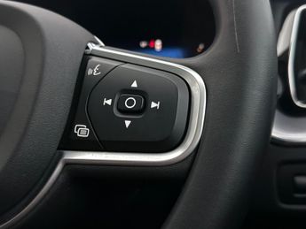 Volvo XC60 2.0 B5 MHEV Momentum Auto Euro 6 (s/s) 5dr