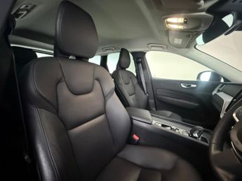 Volvo XC60 2.0 B5 MHEV Momentum Auto Euro 6 (s/s) 5dr