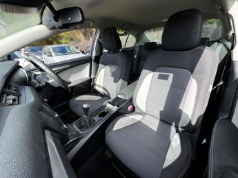 Toyota Avensis 2.0 D-4D Business Edition Euro 6 (s/s) 4dr