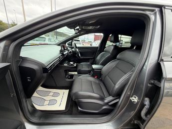 MG MG4 64kWh Trophy Long Range Auto 5dr