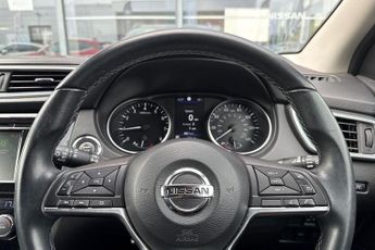 Nissan Qashqai 1.3 DiG-T (160ps) N-Connecta [Glass Roof]
